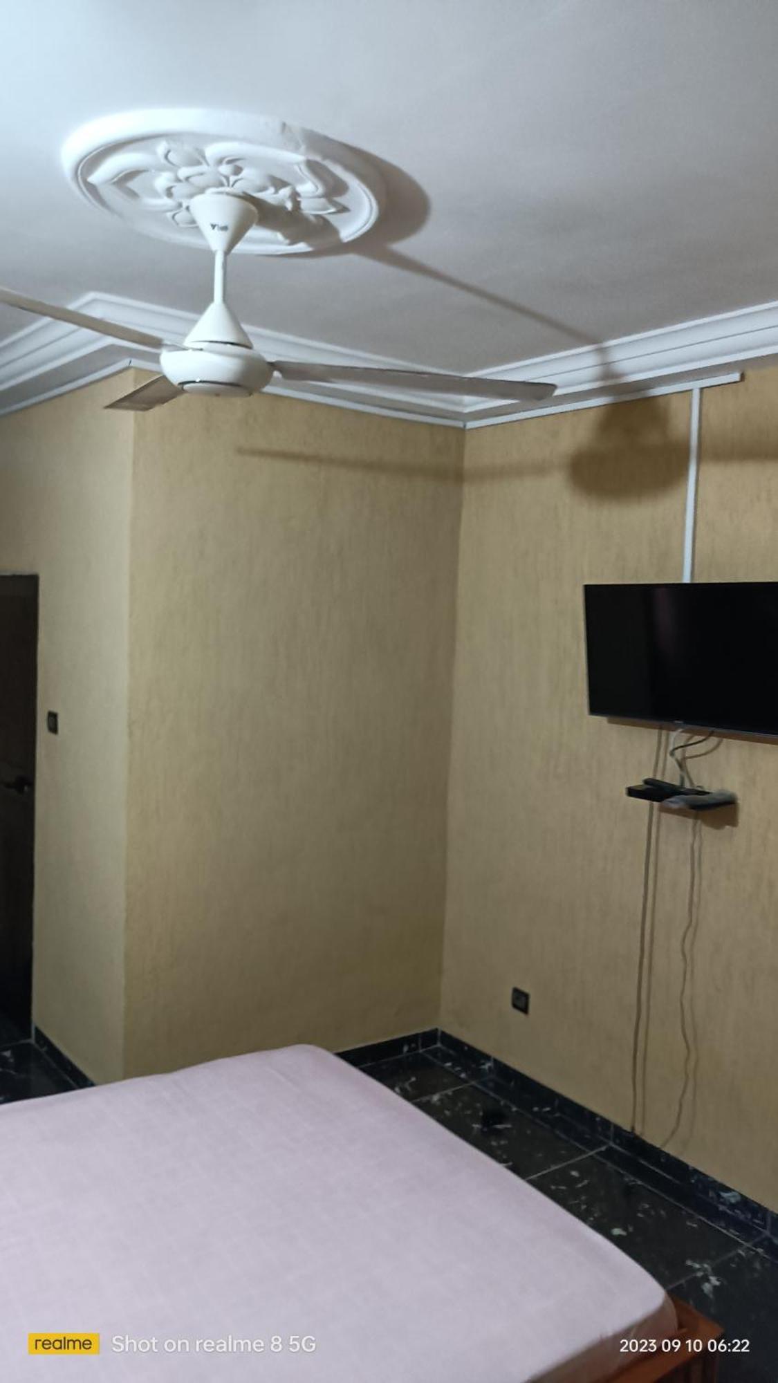 Studio 2 Climatise Et Ventilateur Plafonnier Et Wifi Gratuit A 6 Nuitees De Reservation Hotel Lome Ngoại thất bức ảnh